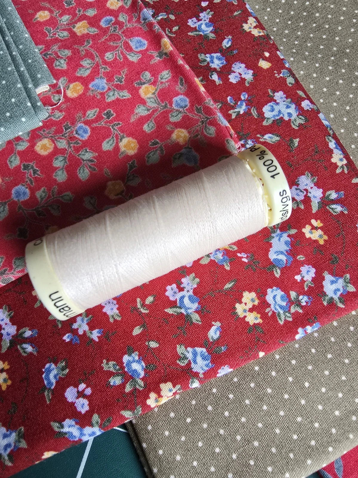 100% COTTON 6 FABRIC FAT QUARTER BUNDLE & NEEDLES TAPE GUTTERMANN THREAD!! GIFT