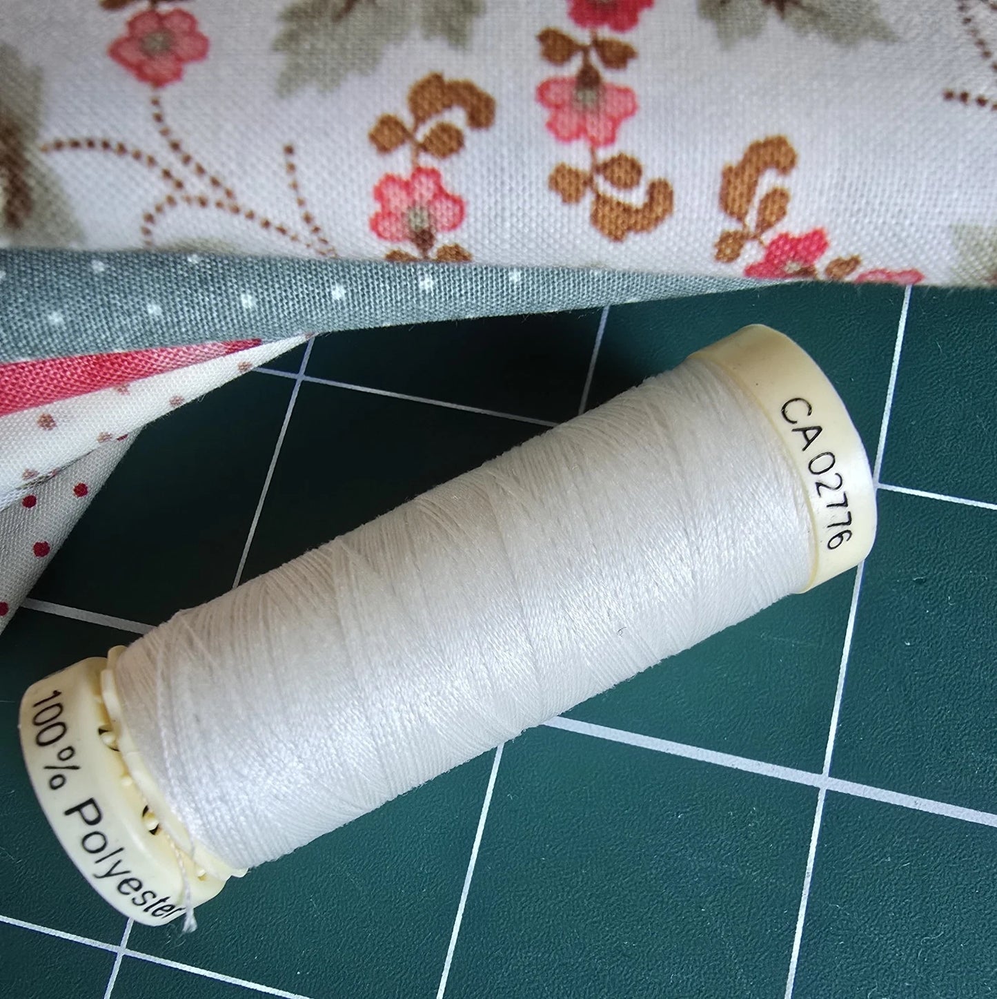 100% COTTON 6 FABRIC FAT QUARTER BUNDLE & NEEDLES TAPE GUTTERMANN THREAD!! GIFT