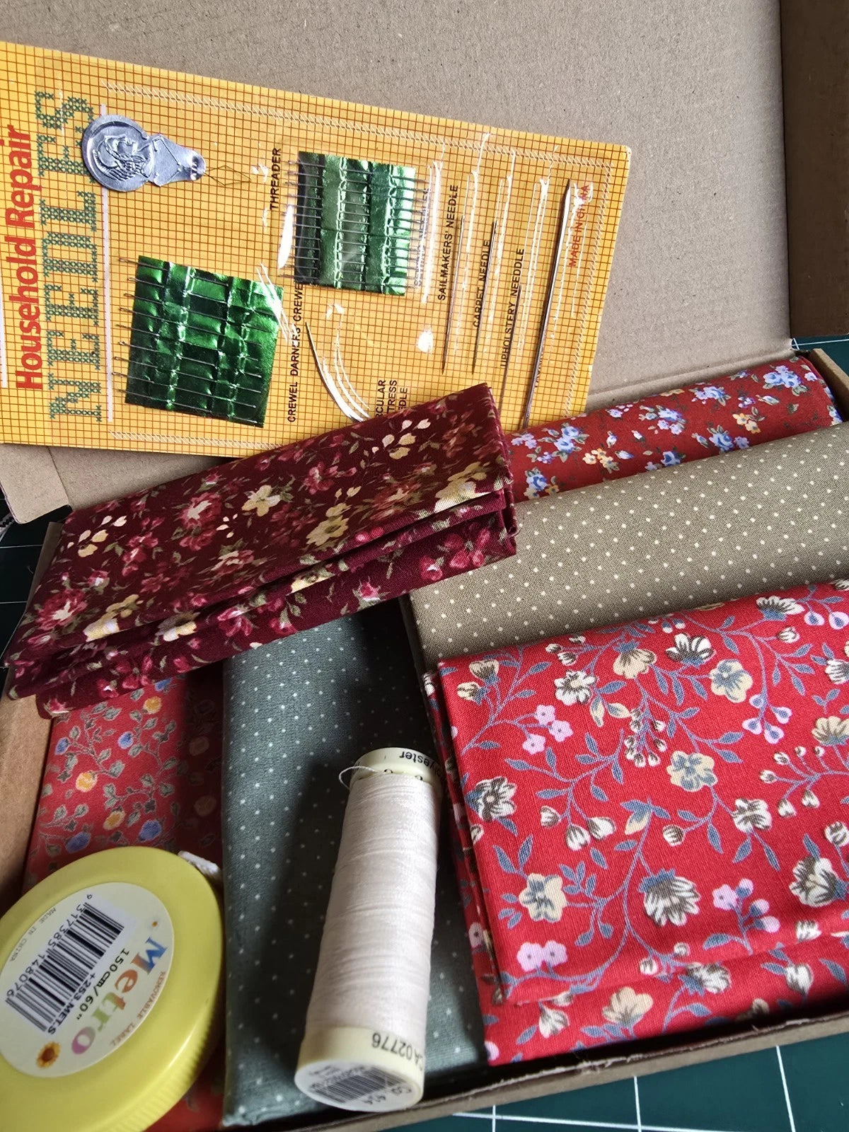 100% COTTON 6 FABRIC FAT QUARTER BUNDLE & NEEDLES TAPE GUTTERMANN THREAD!! GIFT