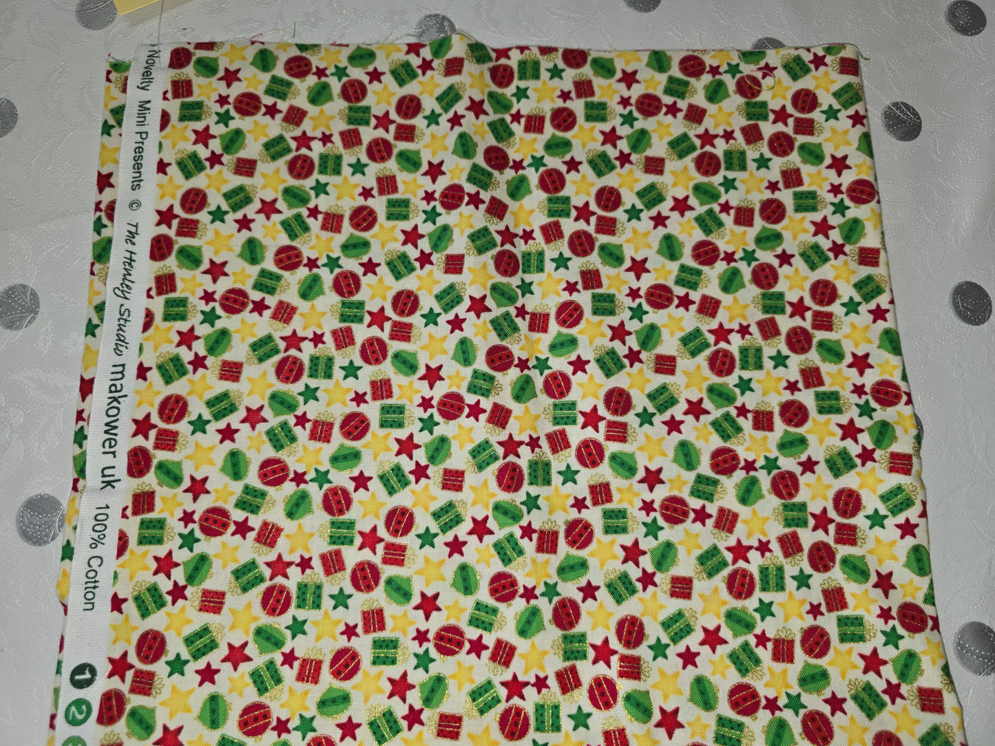 Makower Novelty Mini Presents Christmas 100% Cotton Remnant